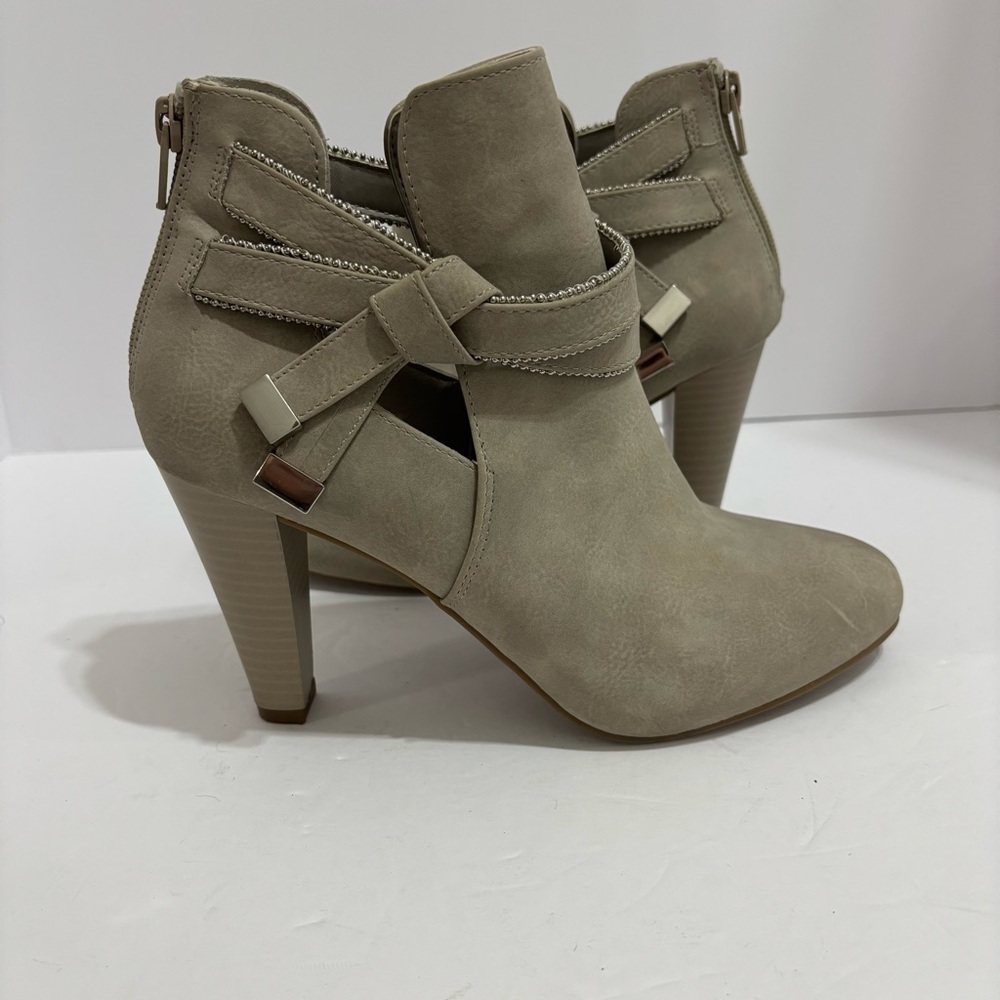 Jennifer Lopez Beige Heeled Boots